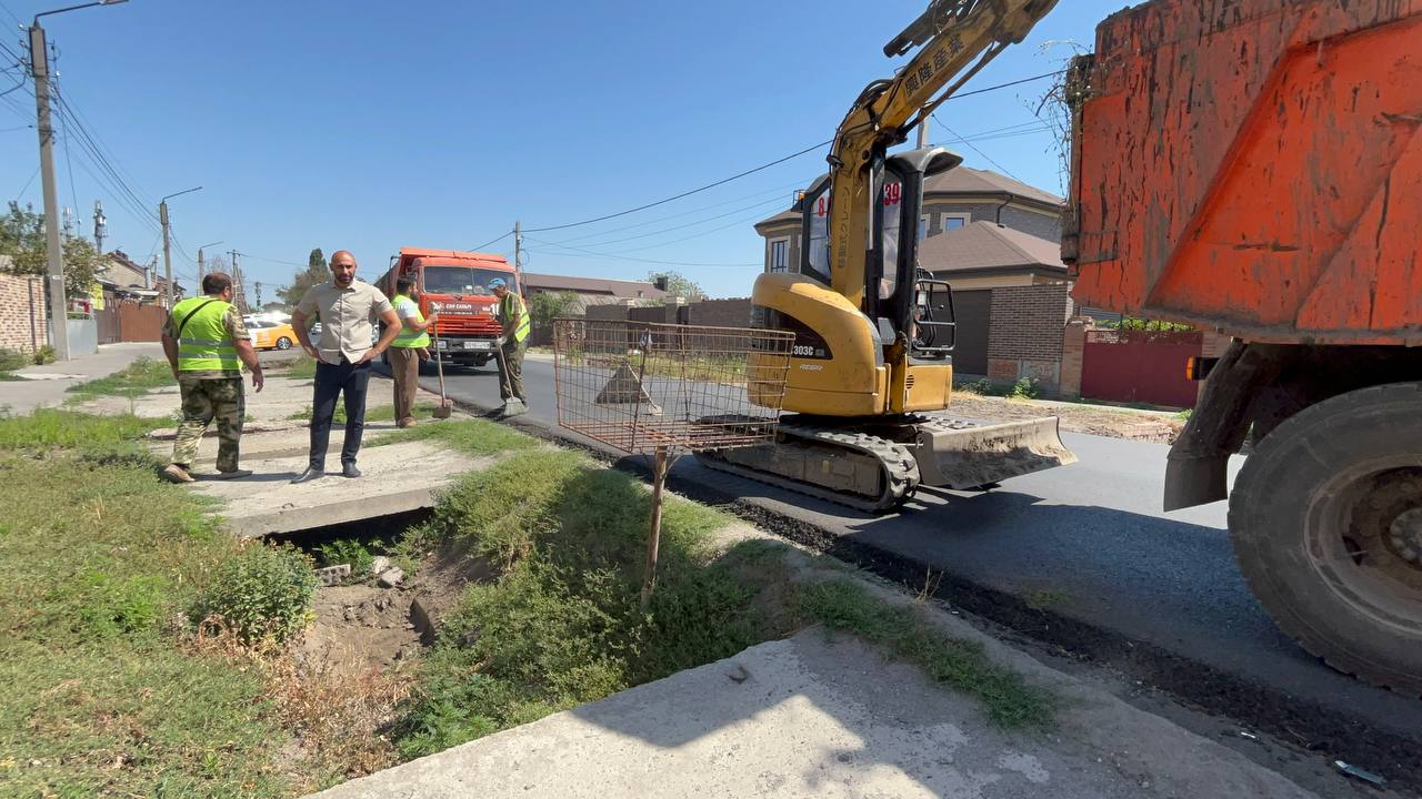 В Батайске приступили к масштабной работе по расчистке водоотводных каналов.